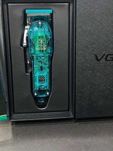 Професійна машинка VGR V-660 для стриження бездротова з набором насадок і LED-дисплеєм VGR V-660 фото